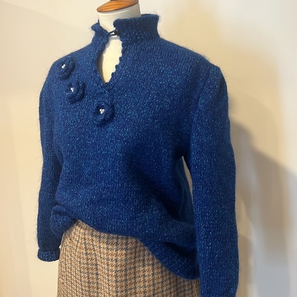 Entirely handcrafted sweater w/ amazing detail sleeves crocheted flowers pearls - Picture 7 of 13